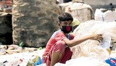Một lao động trẻ em 12 tuổi đang phân loại rác tại bãi rác ở Dhaka, Bangladesh. Ảnh: UNICEF
