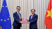 Việt Nam trao công hàm cho EU thông báo quyết định của Quốc hội phê chuẩn EVFTA, EVIPA. Ảnh: VGP