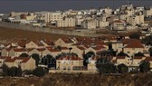 Toàn cảnh Khu định cư Do Thái Pisgat Zeev (cận cảnh) và khu định cư Anata của người Palestine ở Jerusalem. Ảnh tư liệu: AFP/TTXVN