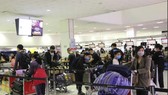 Công dân Việt Nam xếp hàng làm thủ tục lên máy bay tại sân bay quốc tế Sydney để khởi hành về nước, ngày 3-7-2020. Ảnh: TTXVN