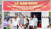 Ông Ngô Văn Thu rơi nước mắt khi nhận nhà mới. Ảnh: Huỳnh Lợi
