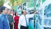 Thủ tướng Nguyễn Xuân Phúc thăm không gian trưng bày hình ảnh về lực lượng thanh niên xung phong. Ảnh: VIẾT CHUNG