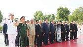 Lãnh đạo Đảng, Nhà nước dự lễ tưởng niệm các Anh hùng liệt sĩ tại Đài tưởng niệm các Anh hùng liệt sĩ (đường Bắc Sơn, Hà Nội). Ảnh: QUANG PHÚC