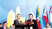 Chủ tịch Quốc hội Nguyễn Thị Kim Ngân tiếp nhận chức Chủ tịch Đại hội đồng Liên nghị viện ASEAN lần thứ 41 (AIPA 41), tại lễ bế mạc Đại hội đồng AIPA 40 ở Bangkok (Thái Lan), sáng 29-8-2019. Ảnh: TTXVN