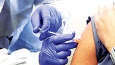 Thử nghiệm vaccine Covid-19 với tình nguyện viên ở Mỹ. Ảnh: AP