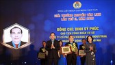 Trưởng Ban Dân vận Trung ương Trương Thị Mai và Chủ tịch Tổng LĐLĐ Việt Nam Nguyễn Đình Khang trao "Giải thưởng Nguyễn Văn Linh" cho các cán bộ công đoàn tiêu biểu xuất sắc. Ảnh: Văn Điệp/TTXVN