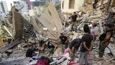 Các binh sĩ Lebanon tìm kiếm người sống sót sau vụ nổ. Ảnh: AP