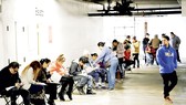 Người thất nghiệp tại Los Angeles (Mỹ) kê khai để được hưởng trợ cấp