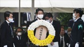 Thủ tướng Nhật Bản Shinzo Abe đặt vòng hoa trong lễ tưởng niệm 75 năm Mỹ ném bom nguyên tử xuống thành phố Nagasaki, tại Công viên Hòa Bình của thành phố này ngày 9-8-2020. Ảnh: AFP/TTXVN
