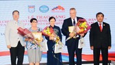 Các cá nhân nhận Kỷ niệm chương “Vì hòa bình, hữu nghị giữa các dân tộc”. Ảnh: hcmcpv