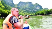 Chủ tịch Hội đồng chuyên gia Quỹ nghiên cứu “Ý tưởng Á - Âu”, tác giả cuốn sách “Việt Nam cất cánh” Grigory Trofimchuk trong chuyến tham quan Việt Nam