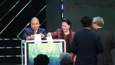 Thủ tướng Nguyễn Xuân Phúc và Chủ tịch Quốc hội Nguyễn Thị Kim Ngân quyên góp ủng hộ đồng bào miền Trung bị thiệt hại do mưa lũ. Ảnh: TTXVN