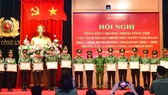 Thứ trưởng Bộ Công an Lê Quý Vương trao Bằng khen cho các tập thể, cá nhân có thành tích xuất sắc trong thực hiện chương trình cải cách hành chính. Ảnh: TTXVN