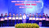 Thanh niên công nhân đạt giải thưởng Nguyễn Văn Trỗi năm 2020 được vinh danh tối 28-10. Ảnh: THÁI PHƯƠNG
