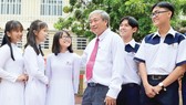 Thầy Bùi Trí Hiệp và học sinh Trường THPT Mạc Đĩnh Chi. Ảnh: THANH HÙNG