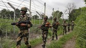 Binh sĩ Ấn Độ tuần tra gần đường Ranh giới Kiểm soát (LoC) phân chia khu vực Kashmir với nước láng giềng Pakistan. Ảnh tư liệu: AP/TTXVN