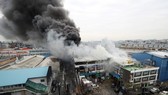 Thick smoke is seen coming out of a chemical plant that has caught fire in Incheon, west of Seoul, on April 13, 2018. (Yonhap)
