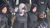 Malaysian police escorted Doan Thi Huong (centre).(Photo: VNA)