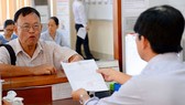 Cán bộ, công chức cần có thái độ phục vụ dân tốt hơn. Ảnh: VIỆT DŨNG