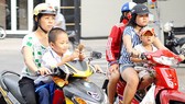 Tặng học sinh phiếu mua nón bảo hiểm đạt chuẩn