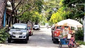 Đậu ô tô tràn lan chiếm lòng lề đường