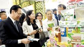 Khách tham quan gian hàng khởi nghiệp của các doanh nghiệp TP Bến Tre. Ảnh: HỮU HIỆP