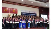 Trao chứng nhận chuyên gia cho cán bộ, nhận viên EVNHCMC