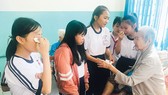 Các em học sinh Trường THCS Văn Thân thăm tết các cụ già ở Trung tâm Nuôi dưỡng bảo trợ người già và tàn tật Thạnh Lộc xúc động khi thấy bà Lê Thị Phượng không có người thân