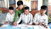 Thượng úy Lê Văn Thế dạy chữ cho các phạm nhân