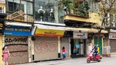 Nhiều cửa hàng kinh doanh tại trung tâm TP Hà Nội đã đóng cửa để phòng chống dịch Covid-19