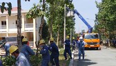 Nhân viên EVNHCMC kéo lưới cung cấp điện cho Bệnh viện bệnh lý hô hấp cấp tính Củ Chi