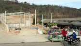Một công trình không phép xung quanh khu vực dự án Tổ hợp Hóa dầu miền Nam. Ảnh: QUANG VŨ