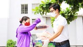 Các bạn trẻ Quỹ từ thiện của Cộng đồng công nghệ BGC trao quà trường hợp khó khăn tại khu chung cư trên đường Phùng Hưng