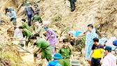 Lực lượng chức năng tổ chức tìm kiếm nạn nhân mất tích trong vụ sạt lở tại Bắc Trà My. Ảnh: NGỌC PHÚC