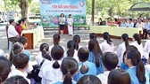 Trao học bổng “Tiếp sức đến trường” tại huyện Tháp Mười