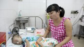 Bé gần 2 tuổi mổ 10 lần
