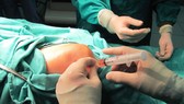 Tiêm tế bào gốc vào khớp để điều trị thoái hóa khớp