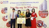 Ông Lại Quốc Tuấn - Phó TGĐ kiêm Giám đốc Văn phòng SCB miền Bắc trao giải cho khách hàng