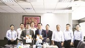Ông Lê Viết Hải - Chủ tịch HĐQT, Tổng Giám đốc Công ty CP Tập đoàn Xây dựng Hòa Bình (hàng đầu, bên phải) và Tạ Quang Minh, Viện trưởng Viện Khoa học Sở hữu Trí tuệ ký kết văn bản thỏa thuận