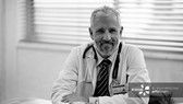 Ông J.R Smith - Tiến sĩ y học Trường đại học Edinburgh nước Anh đã nghiên cứu về bệnh thấp khớp trên 30 năm. Hiện là thành viên Viện y học Hoàng gia Anh chuyên gia chăm sóc sức khỏe cho Hoàng Gia nước Anh là Viện trưởng Trung tâm nghiên cứu bệnh thấp khớp
