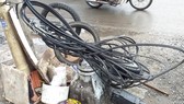 Bó dây điện cuộn dưới chân cột điện gây nhếch nhác, nguy hiểm