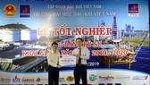 Ông Trương Hồng Sơn, Ủy viên HĐQT PV GAS đã thay mặt PV GAS trao số tiền 100 triệu đồng ủng hộ quỹ học bổng của nhà trường