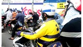 Vừa phóng xe vừa lướt điện thoại