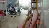 Camera ghi lại hình ảnh kẻ gian rình trộm xe của chị Phạm Thị Ngọc Hạnh