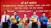 Các gương điển hình giao lưu tại lễ tuyên dương. Ảnh: hcmcpv.org.vn