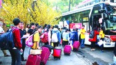 Những “Chuyến xe mùa xuân” đưa hơn 2.500 sinh viên khó khăn rời TPHCM về quê đón tết. Ảnh: DŨNG PHƯƠNG