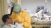 Nhân viên y tế chăm sóc bệnh nhân nhiễm virus Corona tại bệnh viện ở Trùng Khánh, Tây Nam Trung Quốc, ngày 1-2. Ảnh: THX/ TTXVN