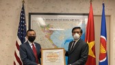 Ông David Dương, Chủ tịch Công ty California Waste Solutions trao tặng số tiền ủng hộ Quỹ phòng, chống dịch Covid-19 thông qua Tổng lãnh sự quán Việt Nam tại San Francisco. Ảnh: Tổng Lãnh Sự Quán Việt Nam tại San Francisco