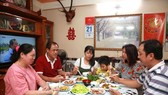 Bữa cơm gia đình thời hiện đại