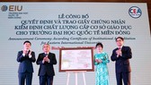Đại diện Trường Đại học Quốc tế Miền Đông nhận giấy chứng nhận kiểm định chất lượng giáo dục